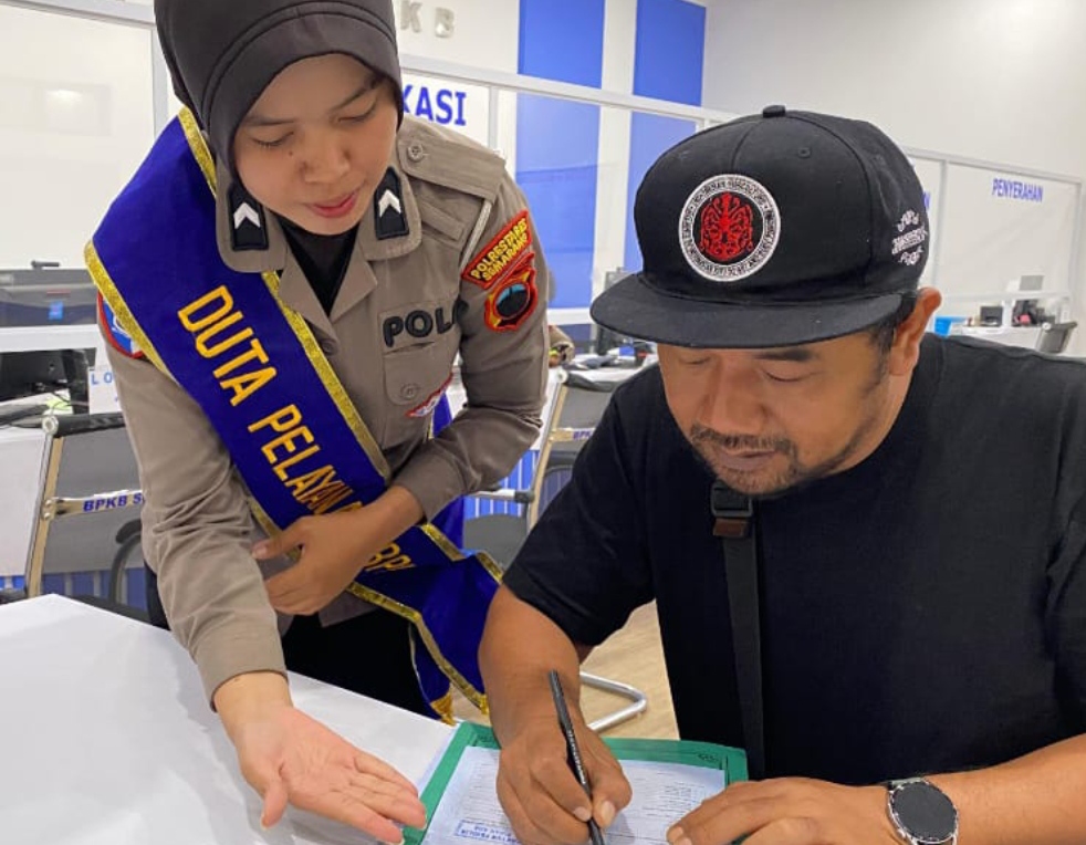 Polantas Menyapa: Duta Pelayanan BPKB Semarang III Dampingi Masyarakat, Tegaskan Komitmen Pelayanan IMG_20260130_212913.jpg